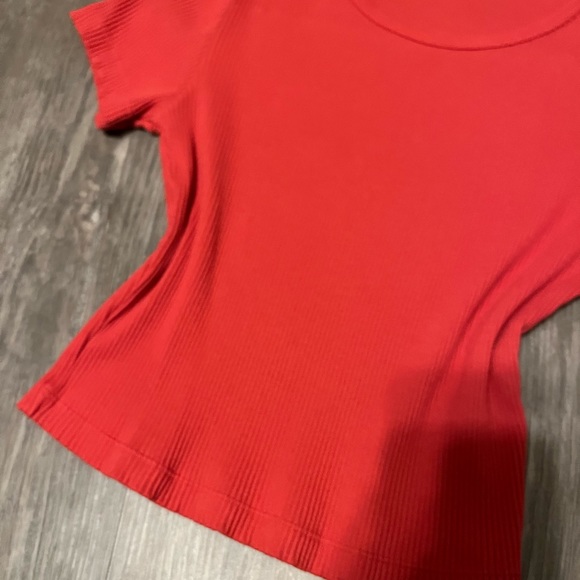 Ribbed Red Uniqlo Crop Top - Picture 4 of 4